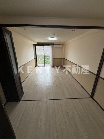 【居間・リビング】 | アパートメントカヤ | ゆったり過ごせるリビングです