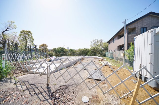 【横浜市保土ケ谷区狩場町454-95全2棟新築戸建て】★仲介手数料無料★（瀬戸ヶ谷小学校・岩崎中学校）の外観|現地は高台に位置し、周囲に遮る建物が少ないため、陽当たり・通風ともに良好。開放感のある立地で、のびのびとした暮らしが叶います。