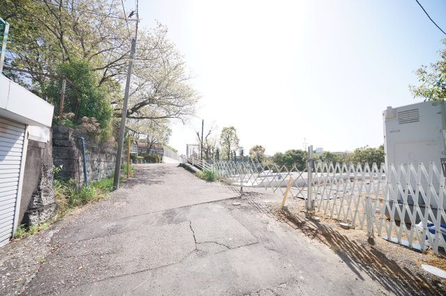 【横浜市保土ケ谷区狩場町454-95全2棟新築戸建て】★仲介手数料無料★（瀬戸ヶ谷小学校・岩崎中学校）の前面道路含む現地写真|前面はゆとりのある道路幅で、車の出し入れもスムーズ。高台ならではの開放感があり、交通量も比較的少なく、落ち着いた住環境が広がっています。