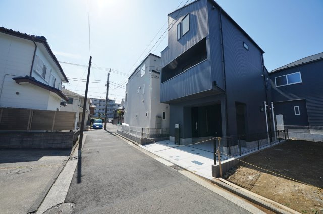 【横浜市保土ケ谷区権太坂2丁目24-35全2棟新築戸建て】★仲介手数料無料★（境木小学校・境木中学校）の前面道路含む現地写真