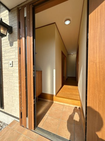 大平町西水代　中古戸建の玄関