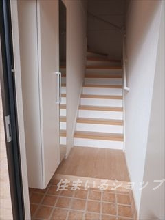 広島市安佐北区亀山９丁目のアパートの玄関|ミラー付き大型シューズボックス