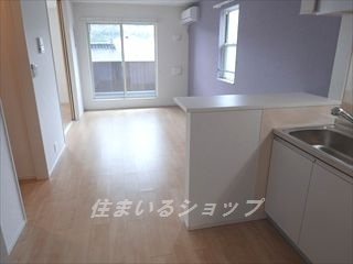 広島市安佐北区亀山９丁目のアパートの居間・リビング|便利なカウンターあり