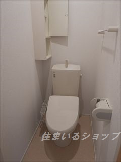 広島市安佐北区亀山９丁目のアパートのトイレ|シャワートイレ・収納棚あり