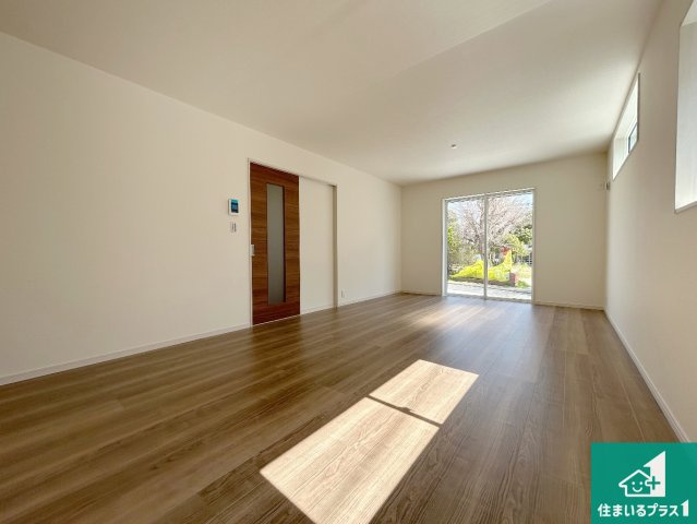 岸和田市並松町　第5期　新築一戸建ての居間・リビング|日当たり良好の明るいリビングで朝の目覚めもスッキリできそう！対面キッチンでご家族のコミュニケーションも自然と増える設計！小さなお子様が遊ぶスペースを作っても広々とくつろげるLDK！
