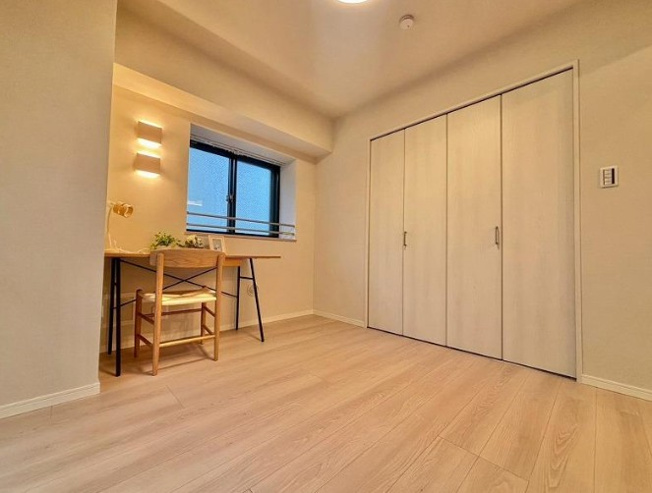 【洋室】 | ナイスアーバン池袋山手通り | 窓をあけると通り抜ける風。清々しく心地よいそよ風が、この空間を涼やかに。