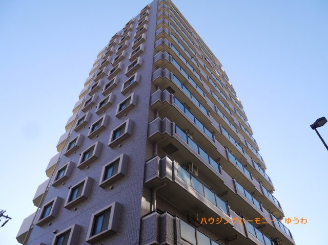 【外観】 | ナイスアーバン池袋山手通り | 陽光浴びる外観がシンプルな外観をより際立たせ、人々の記憶に存在感を植え付けます。