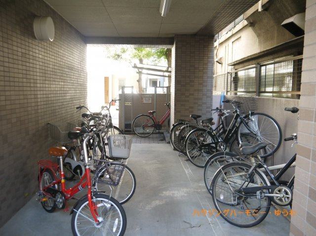 【駐輪場】 | ナイスアーバン池袋山手通り | 近くの自転車専門店で新たに購入するのも良いかも。