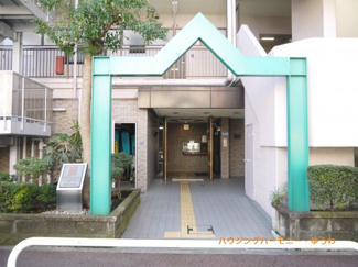 【その他共用部分】 | 正面玄関入口、重厚感のある造りとなっています。(^_-)