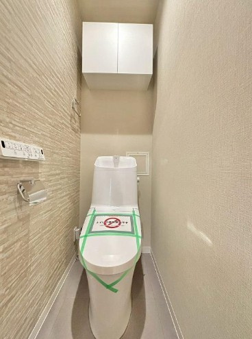 【トイレ】 | ナイスアーバン池袋山手通り | 白を基調とした清潔感があるトイレ。温水洗浄便座付きです。