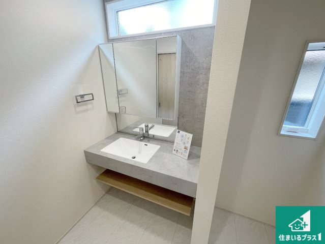 羽曳野市羽曳が丘西　新築一戸建ての独立洗面台|清潔感のある洗面台です。フラットな鏡は掃除がしやすく毎日清潔！鏡裏には収納があるのでスッキリとした洗面台が保てます。