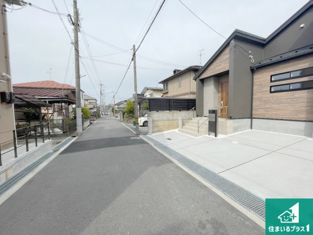 羽曳野市羽曳が丘西　新築一戸建ての前面道路含む現地写真|周辺は閑静な住宅街！前面道路広々で車の出し入れも便利です。駐車が苦手な方でも安心して車庫入れできます！