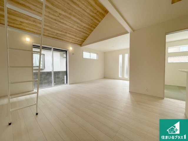 羽曳野市羽曳が丘西　新築一戸建ての居間・リビング|日当たり良好の明るいリビングで朝の目覚めもスッキリできそう！対面キッチンでご家族のコミュニケーションも自然と増える設計！小さなお子様が遊ぶスペースを作っても広々とくつろげるLDK！