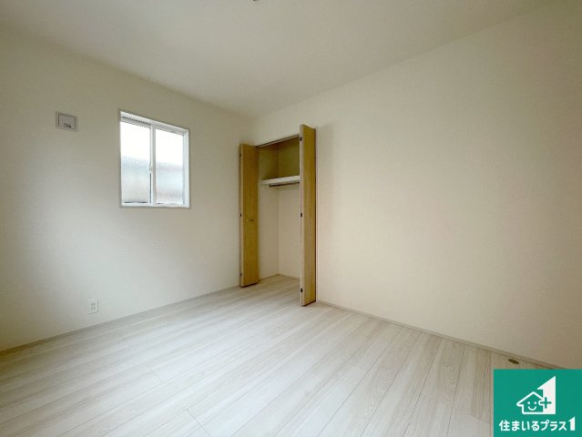 羽曳野市羽曳が丘西　新築一戸建ての洋室|シンプルな洋室は、自分好みのインテリアが楽しめます♪ご家族とインテリアや家具を選びに行くのは新築購入時の醍醐味の一つです。ぜひお楽しみください♪