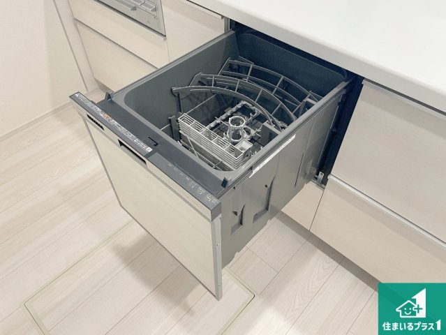 羽曳野市羽曳が丘西　新築一戸建ての設備|食事後の一仕事、食器洗いをボタン一つでお任せできちゃいます！場所を取らないビルトイン式なので、お料理スペースもしっかり確保！