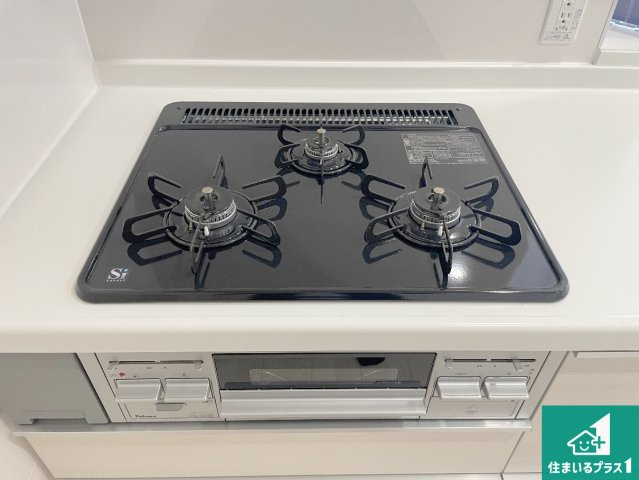 羽曳野市羽曳が丘西　新築一戸建ての設備|ダブル高火力Ｓｉセンサー付きコンロ！３口あるので、まとめて料理をする時も大活躍！