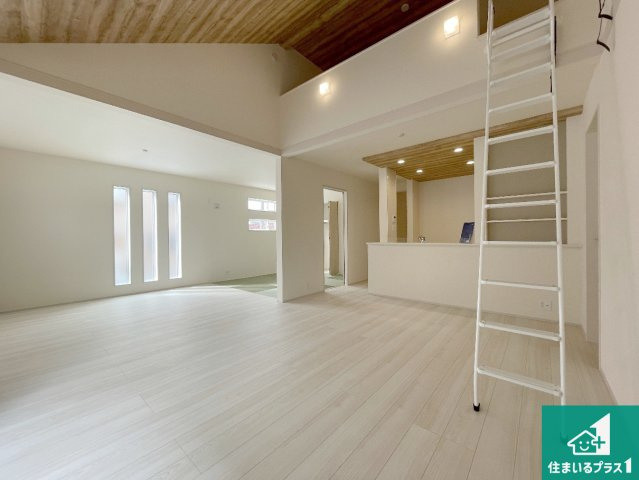 羽曳野市羽曳が丘西　新築一戸建ての居間・リビング|日当たり良好の明るいリビングで朝の目覚めもスッキリできそう！対面キッチンでご家族のコミュニケーションも自然と増える設計！小さなお子様が遊ぶスペースを作っても広々とくつろげるLDK！