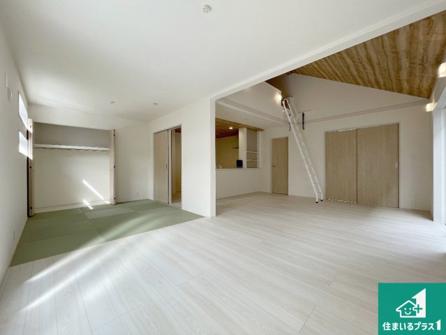 羽曳野市羽曳が丘西　新築一戸建ての居間・リビング|シンプルなリビングは、観葉植物等のインテリアを楽しめますね！パパ好みにも、ママ好みにも家具次第で雰囲気を変えることができます！