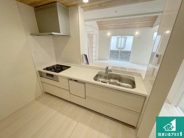 羽曳野市羽曳が丘西　新築一戸建てのキッチン|リビングと統一感があり、使い勝手のいいキッチン。広々としているので、二人並んで作業が出来ちゃいます。お子様と一緒に色々なお料理に挑戦できるスペースがあります。