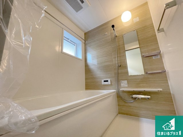 羽曳野市羽曳が丘西　新築一戸建ての浴室|足をゆったり伸ばして寛げる浴槽です。窓が設けられていますので差し込む光が明るく穏やかな雰囲気にしてくれます♪浴室乾燥機も設置しているので、雨の日の洗濯物も安心です♪