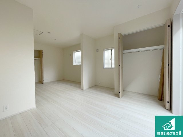 羽曳野市羽曳が丘西　新築一戸建ての居間・リビング|シンプルな洋室は、自分好みのインテリアが楽しめます♪ご家族とインテリアや家具を選びに行くのは新築購入時の醍醐味の一つです。ぜひお楽しみください♪