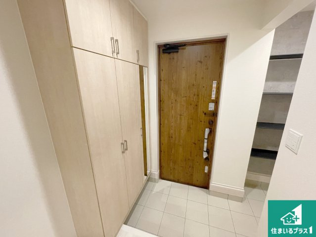 羽曳野市羽曳が丘西　新築一戸建ての玄関|シューズボックスにはたくさんの靴が収納できるので玄関周りはいつもスッキリ！ご家族が増えても安心！