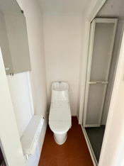 落ち着いた色調のトイレです