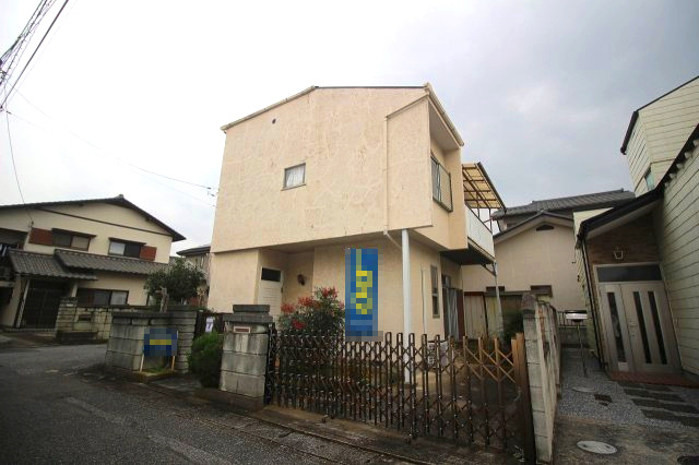 小山市城東４丁目の外観|角地に立つ開放感ある住まいです！シンプルな外観で周囲との圧迫感も少なく、ゆったりとした印象のお家です。日当たりも良く、落ち着いた住環境が魅力です。