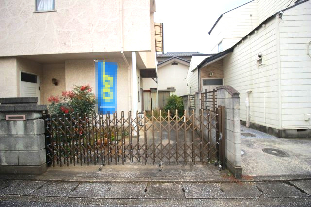 小山市城東４丁目の駐車場|敷地内には車をゆったり停められるスペースがあります。前面道路からの出入りもしやすく、普段のお出かけもスムーズですよ。