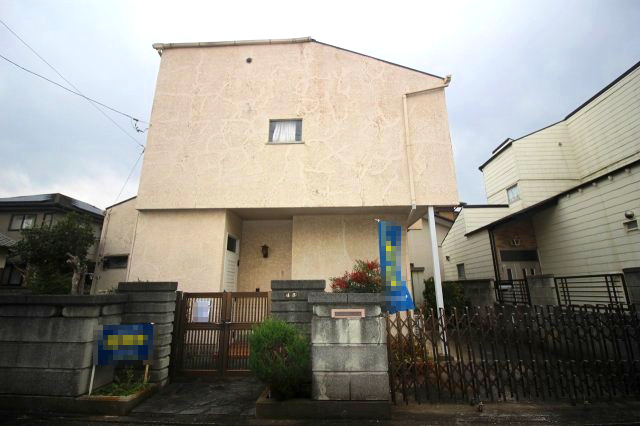 小山市城東４丁目の外観|道路から見ると広がりを感じる立地で、風通しも良好。外観のボリューム感がしっかりあり、落ち着いた街並みに馴染むお家です。