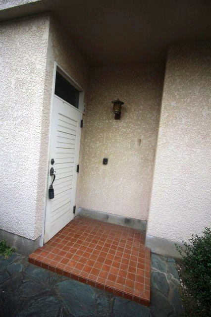 小山市城東４丁目の玄関|屋根付きの玄関アプローチで、雨の日も安心して出入りできます。落ち着いたタイル敷きで、お客様をやさしく迎えてくれる雰囲気です。