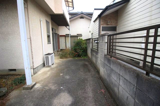 小山市城東４丁目の庭|建物横にはちょっとしたお庭スペースがあります。植物を育てたり、外収納スペースとしても便利に使えそうです。