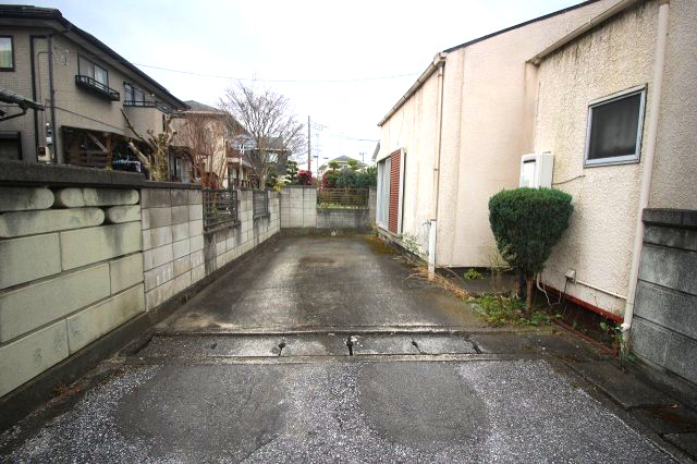 小山市城東４丁目の駐車場|家の北側にも駐車が可能なスペースがあります。来客用としてはもちろん、作業スペースとしても使いやすい広さです。