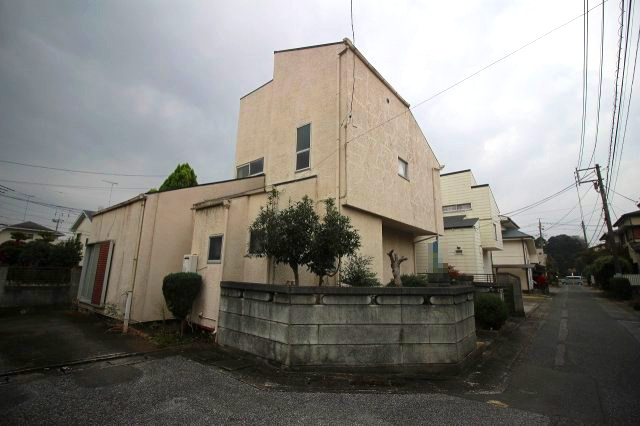小山市城東４丁目の外観|角度を変えると建物の立体感がよく分かれます。周囲と離れた配置で、風通しの良さもポイント。静かな環境で落ち着いた暮らしができます。