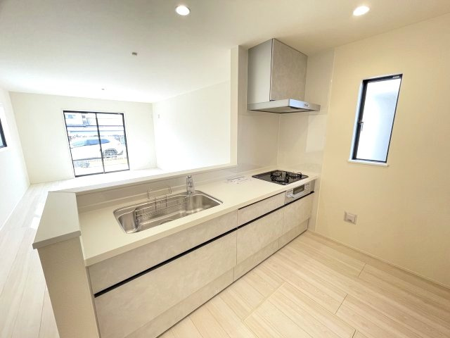 藤岡市森1期（全1棟）1号棟のキッチン|美味しいごはんを作っている時もリビングと一体感を持ち、家族との時間を楽しく過ごせる対面キッチンです(^^♪
