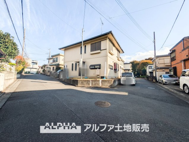 ~日野西平山~Remodeled Homeの前面道路含む現地写真|【House of the Sun】
◆明るい家◆太陽の温かな光がお家全体を照らす。そこには目を輝かせ笑顔で見つめてくれる君がいて、「ただいま」の言葉がこだまする。そんな君の瞳に恋している。
