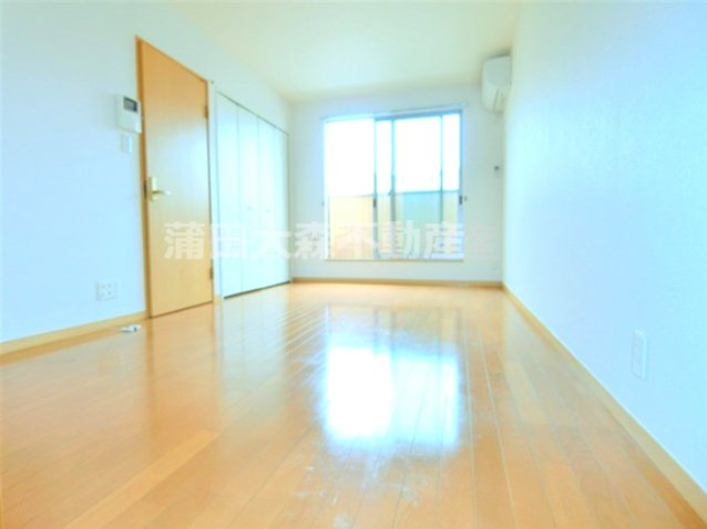 シャルム大森の居間・リビング|洋室8.3帖　キッチン部分含めると10帖以上の広々空間！