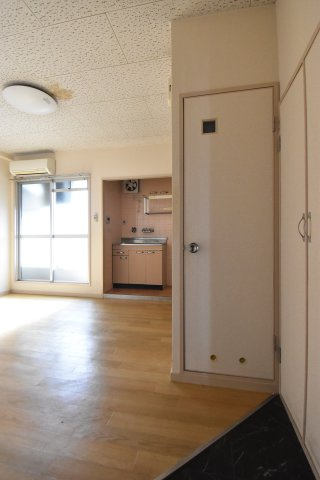 第六大朋マンションの玄関