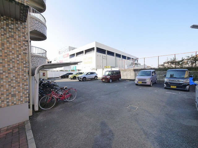 コーポ睦の駐車場|駐車場があるので、車を買う予定の方も安心です