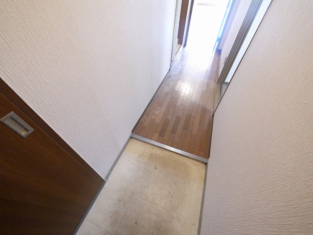 コーポ睦の玄関|収納もある玄関です