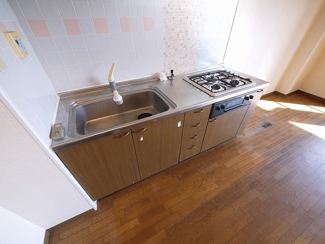 コーポ睦のキッチン|コンパクトなキッチンで掃除もラクラク