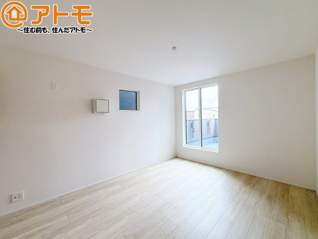 【寝室】 | 清水区向田町第1期　新築戸建　2号棟 | バルコニーに面したお部屋なので、布団などの大きなものも楽々干せます♪