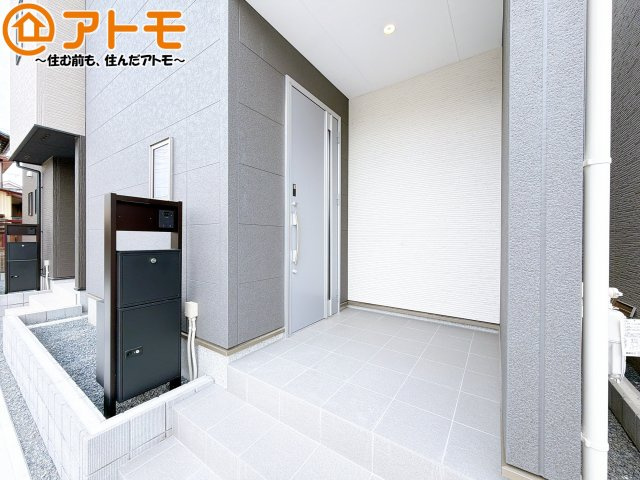 【玄関】 | 清水区向田町第1期　新築戸建　2号棟 | 落ち着いた色合いの玄関はダブルロックで防犯性に優れた仕様になっています♪