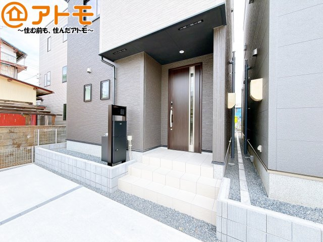 【玄関】 | 清水区向田町第1期　新築戸建　3号棟 | 落ち着いた色合いの玄関はダブルロックで防犯性に優れた仕様になっています♪