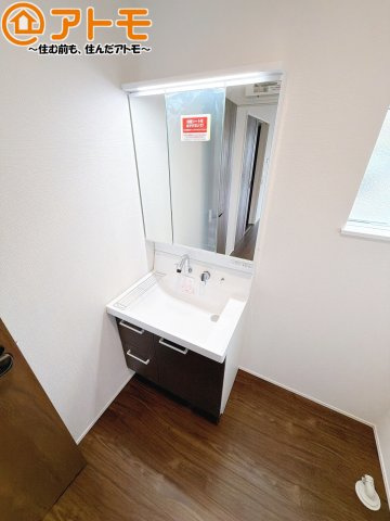 【独立洗面台】 | 清水区向田町第1期　新築戸建　3号棟 | 三面鏡の中は収納になっているため、スッキリとした洗面台を保つことができます♪