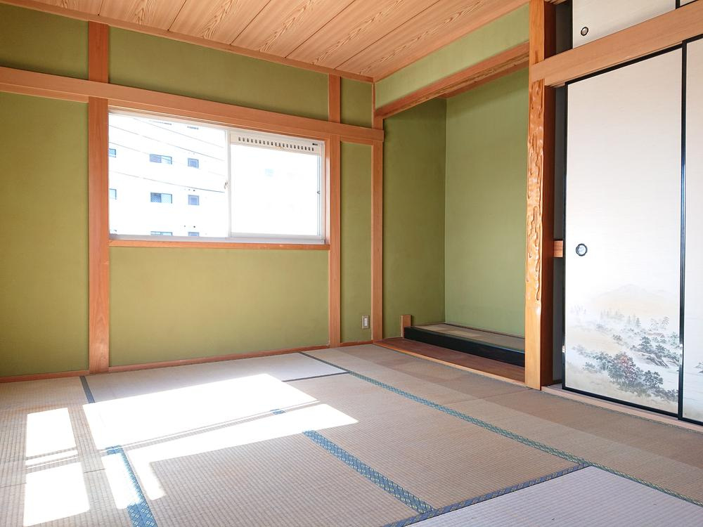 楠根南町　中古一戸建ての寝室|和室7.0帖　床の間
■物件内覧・資金計画相談・住宅ローン相談、リフォーム相談、お問合せ受付中■
※当日・翌日のご内覧、ご相談はお電話でのお問合せがスムーズです！