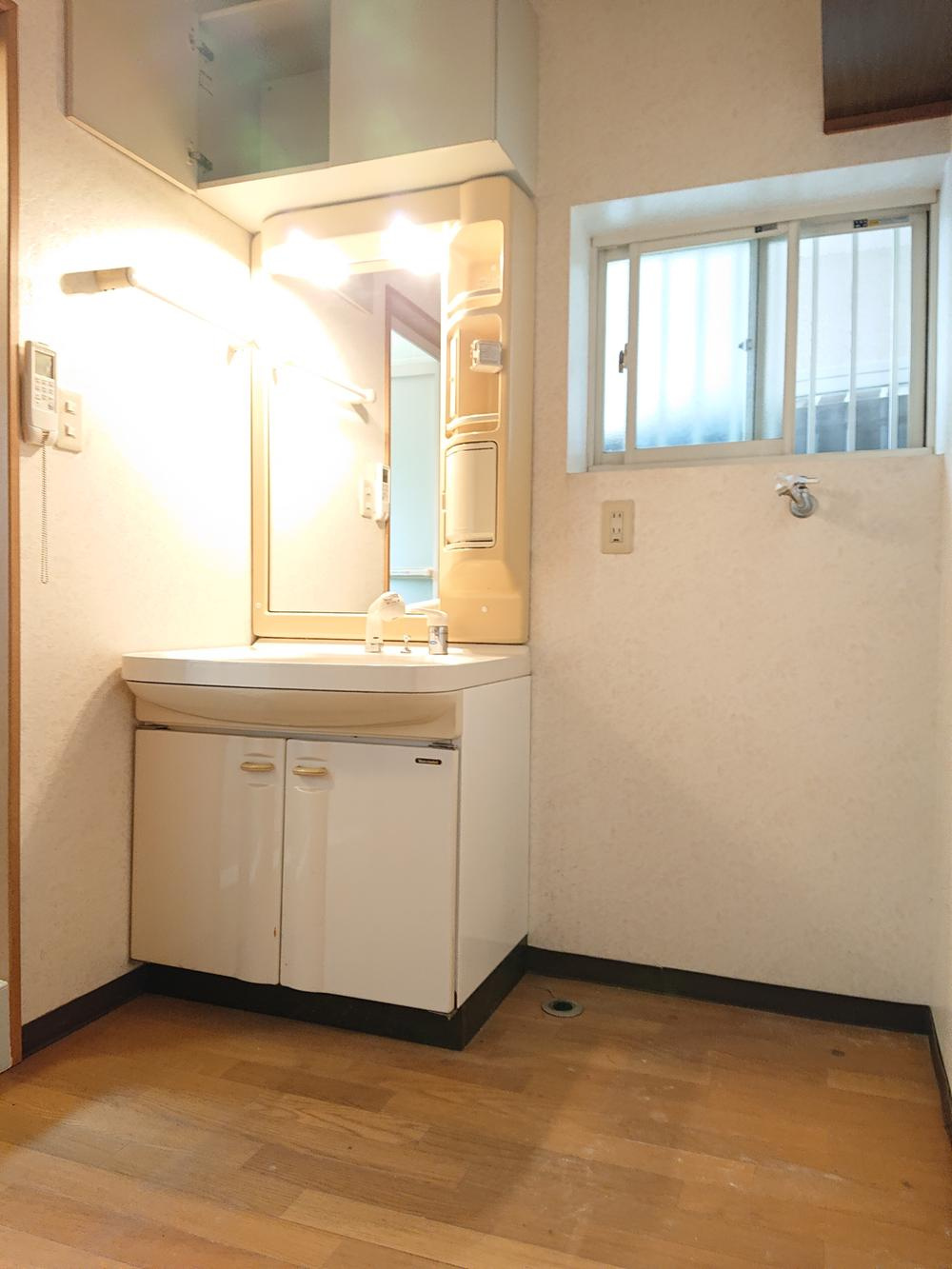 楠根南町　中古一戸建ての独立洗面台|シャワー付き洗面化粧台
■物件内覧・資金計画相談・住宅ローン相談、リフォーム相談、お問合せ受付中■
※当日・翌日のご内覧、ご相談はお電話でのお問合せがスムーズです！