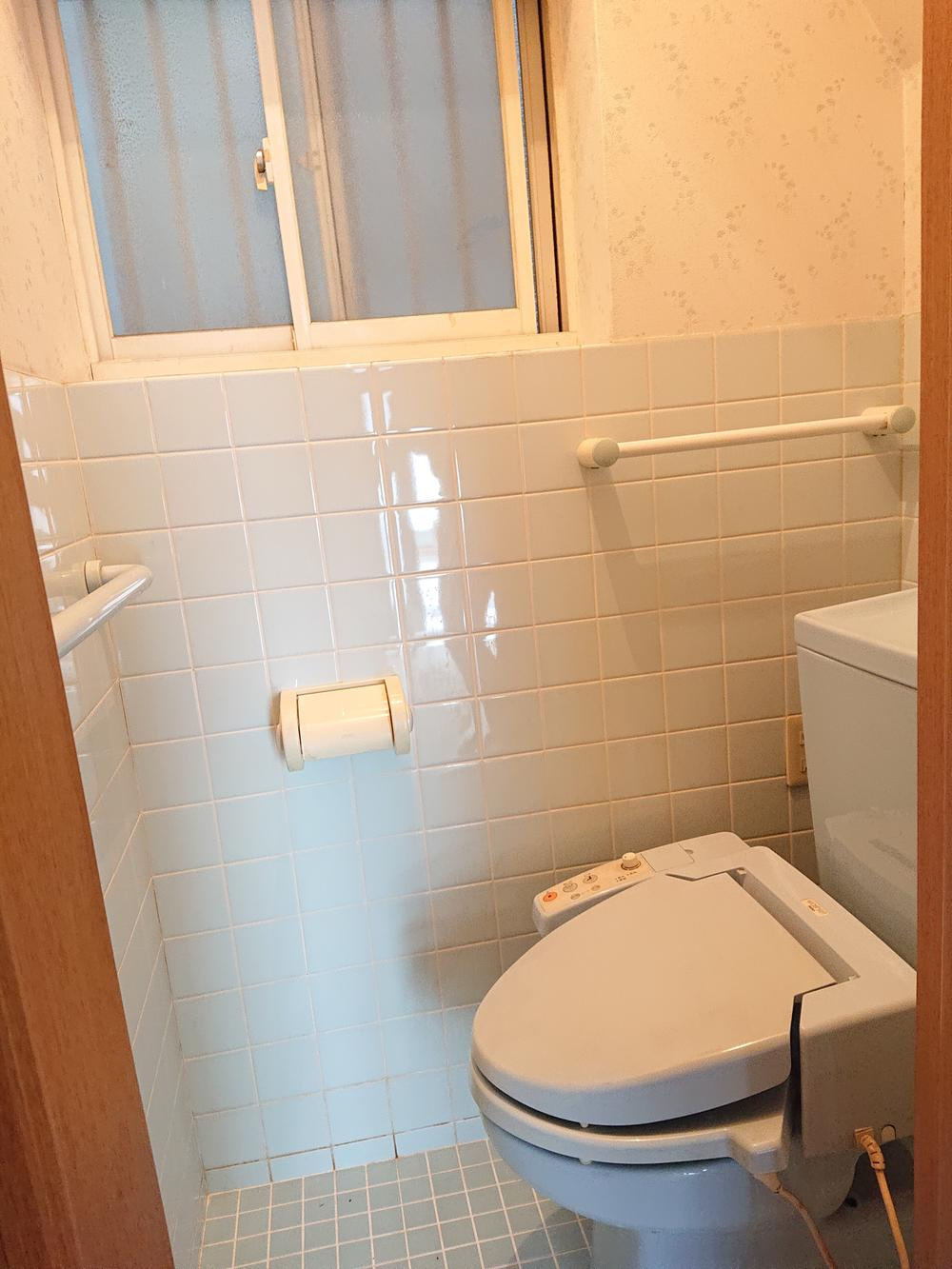 楠根南町　中古一戸建てのトイレ|温水洗浄便座
■物件内覧・資金計画相談・住宅ローン相談、リフォーム相談、お問合せ受付中■
※当日・翌日のご内覧、ご相談はお電話でのお問合せがスムーズです！