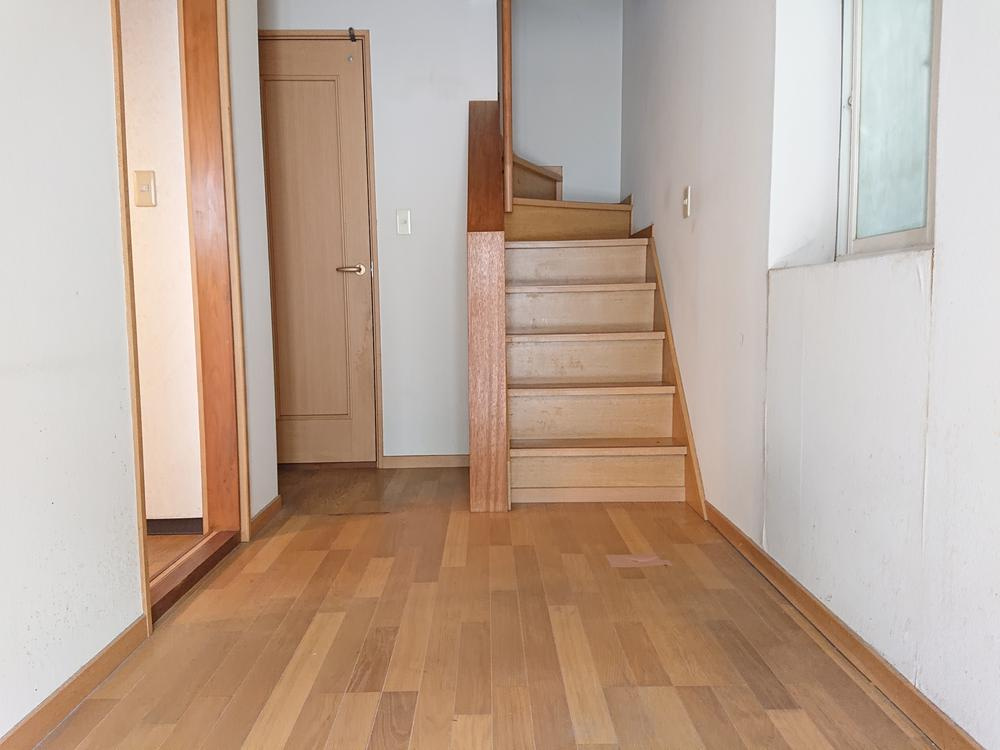 楠根南町　中古一戸建ての内装|玄関ホール
■物件内覧・資金計画相談・住宅ローン相談、リフォーム相談、お問合せ受付中■
※当日・翌日のご内覧、ご相談はお電話でのお問合せがスムーズです！