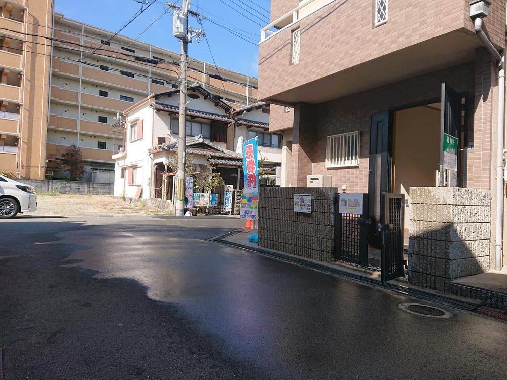 楠根南町　中古一戸建ての前面道路含む現地写真|■物件内覧・資金計画相談・住宅ローン相談、リフォーム相談、お問合せ受付中■
※当日・翌日のご内覧、ご相談はお電話でのお問合せがスムーズです！